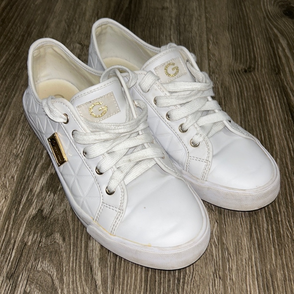 Guess womens size 8 shoe. White. In good condition